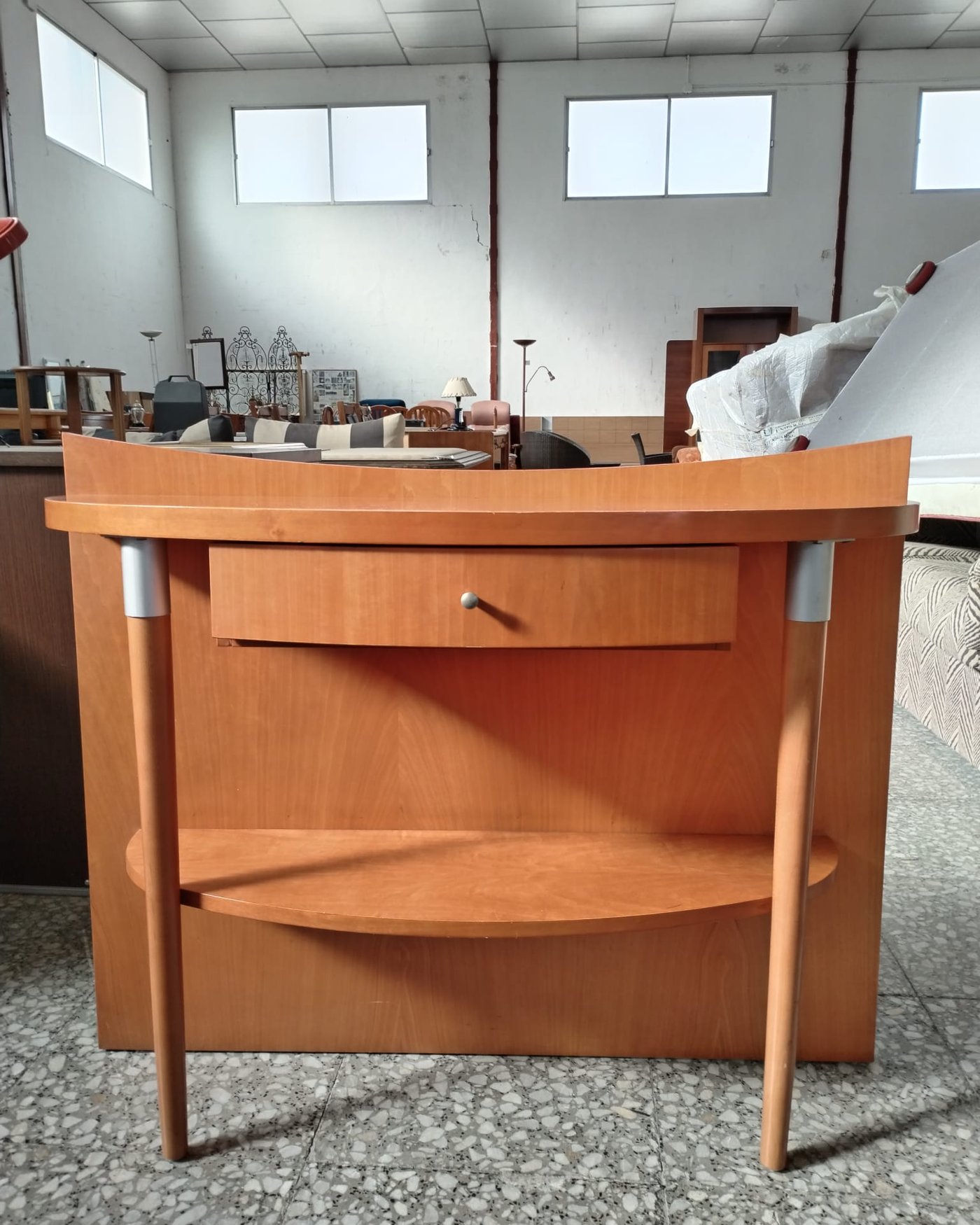 Mueble recibidor curvo con cajón y estante - imagen 1
