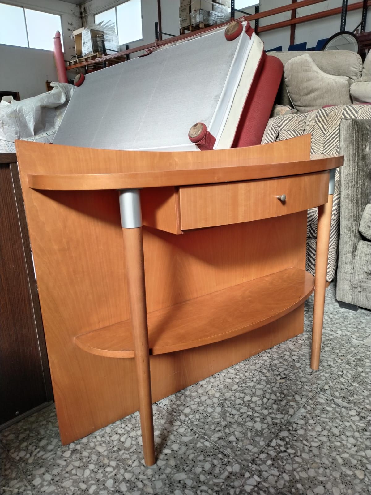 Mueble recibidor curvo con cajón y estante