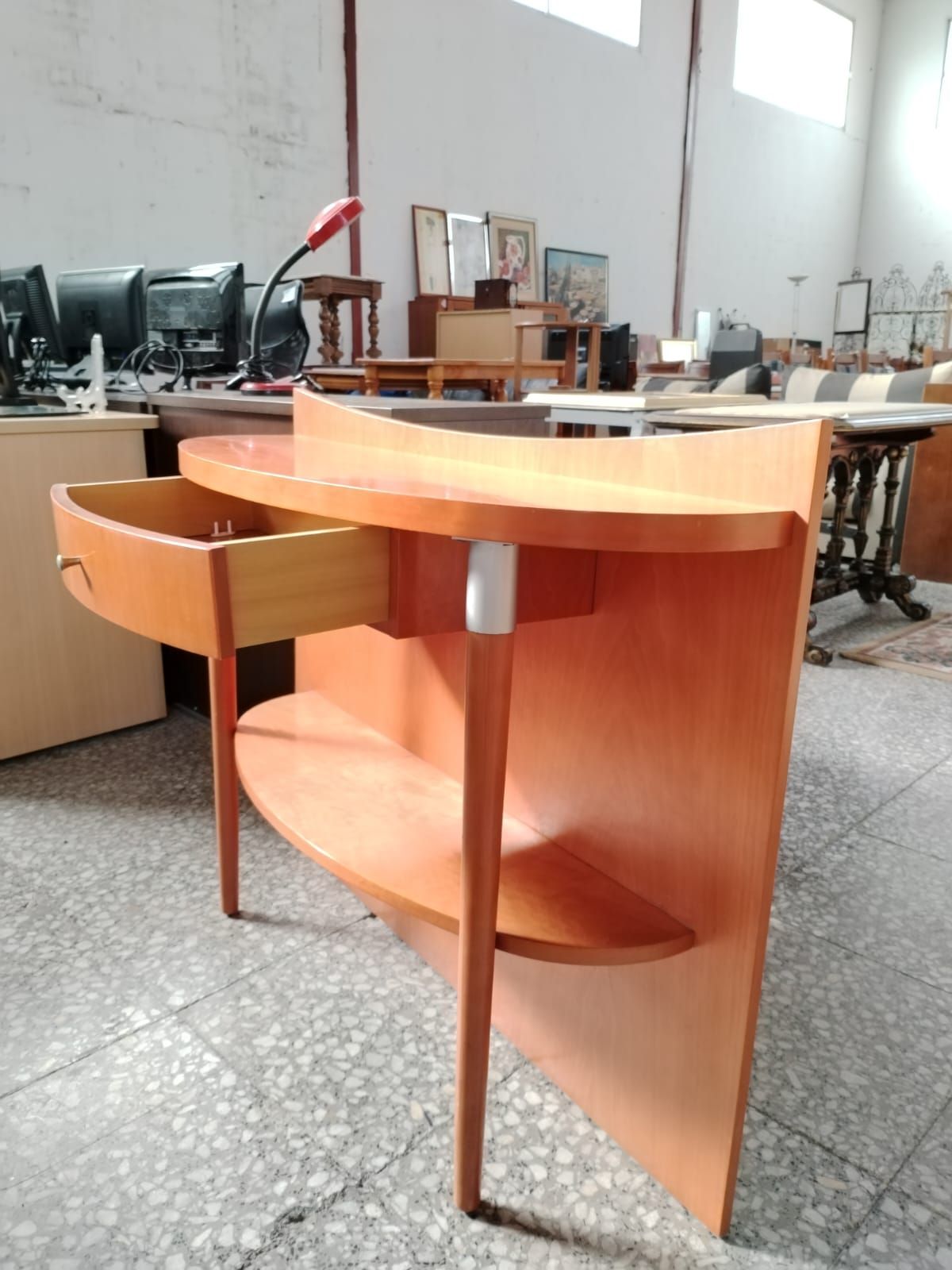 Mueble recibidor curvo con cajón y estante - miniatura 3