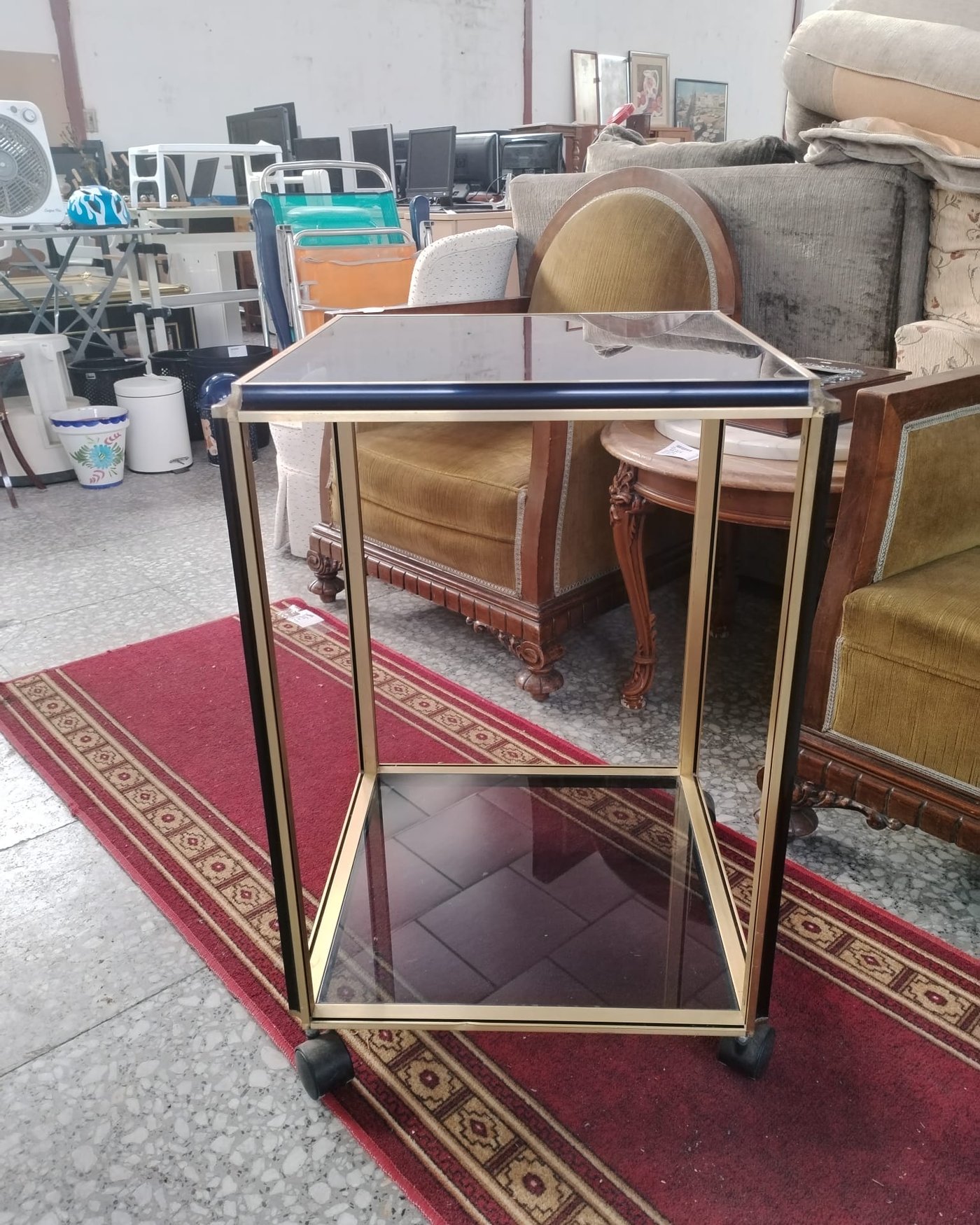 Mesa auxiliar de latón con ruedas - imagen 1