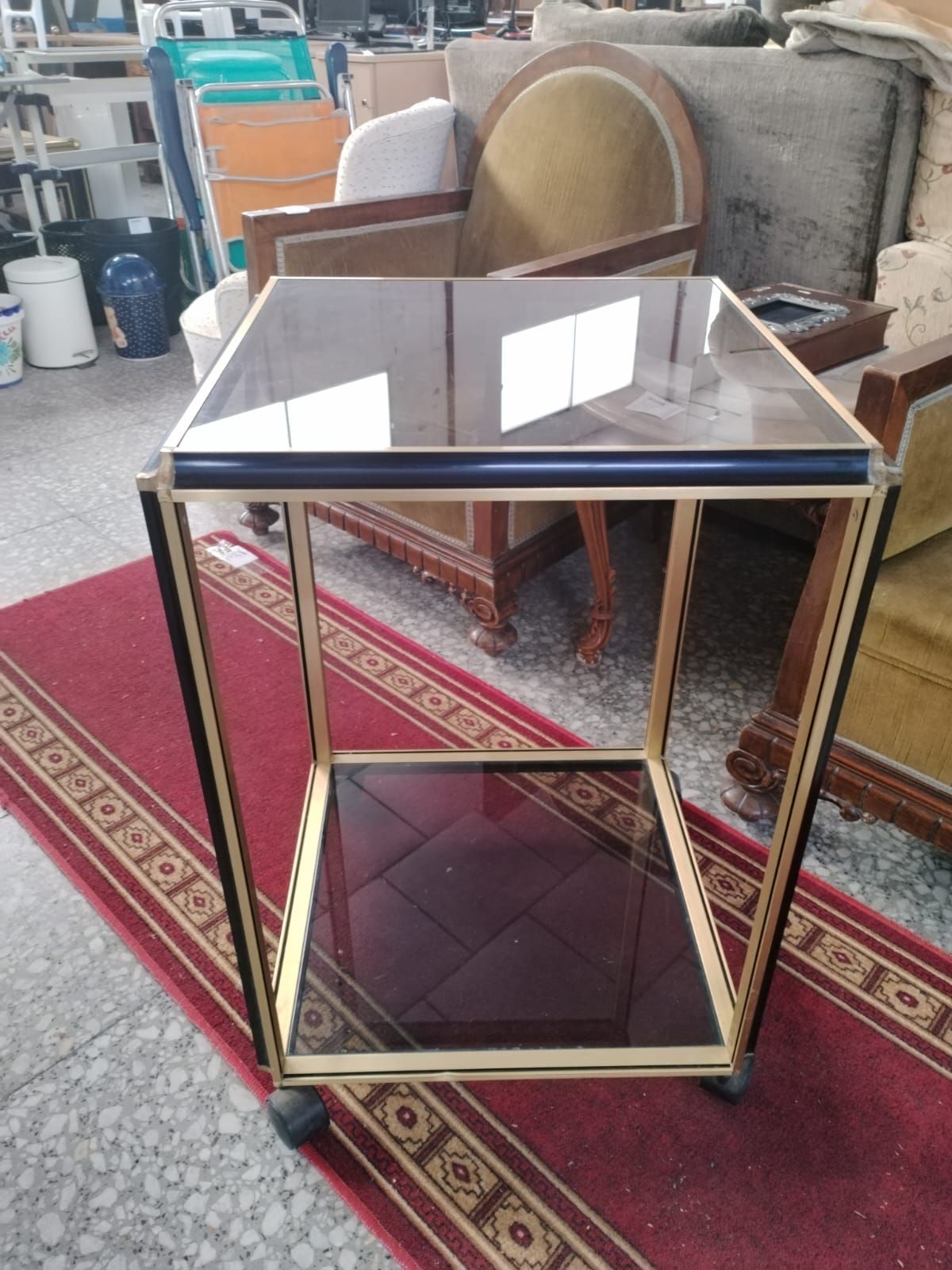 Mesa auxiliar de latón con ruedas