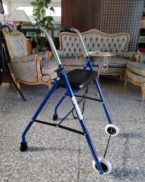 Andador plegable de acero Mobiclinic