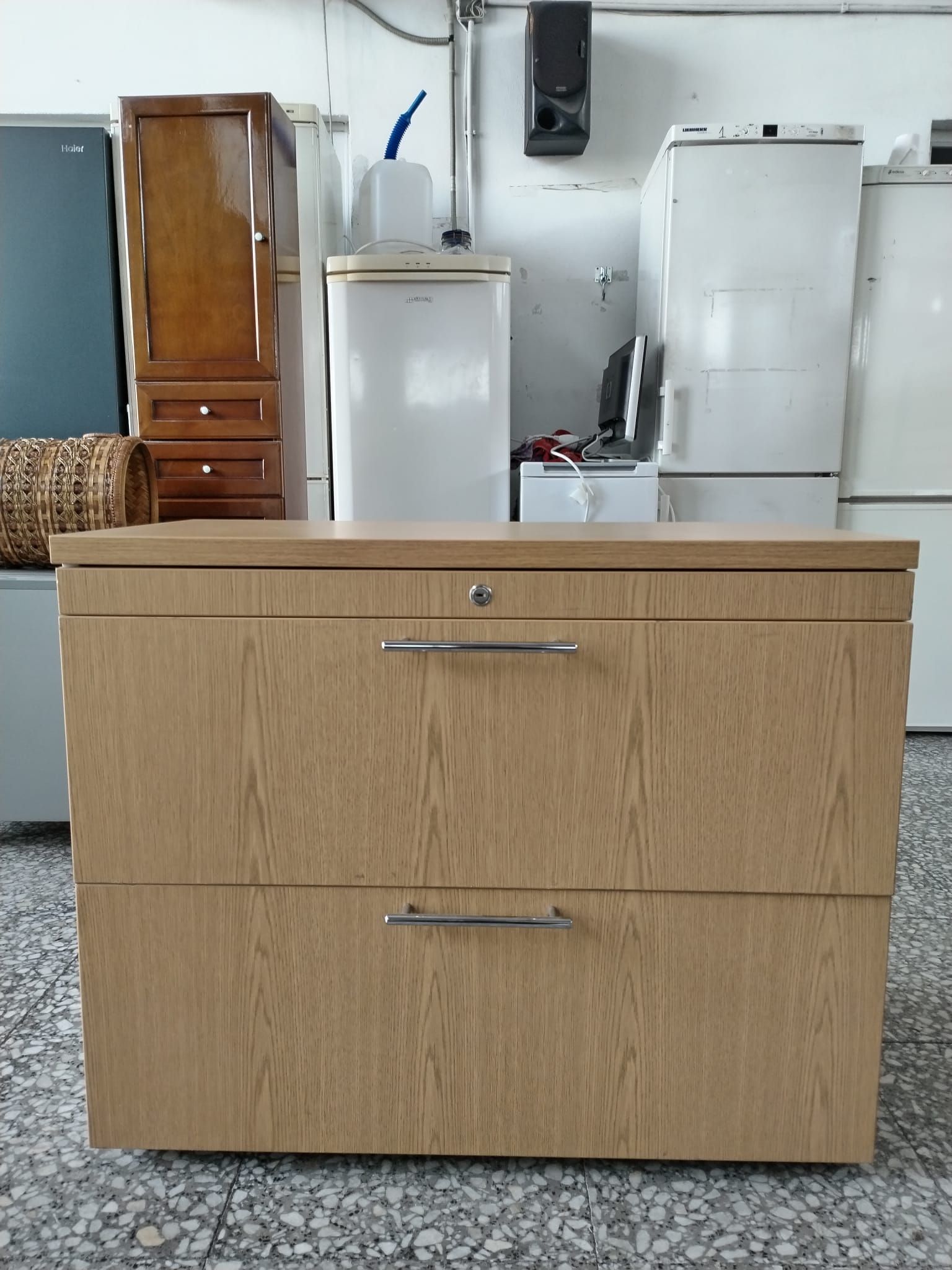 Archivador de oficina bajo de dos cajones con acabado madera clara