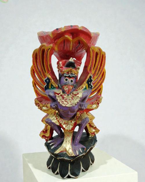 Escultura de Garuda en Madera Tallada